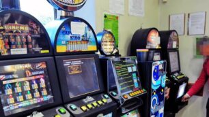 Rubano le monete dalle slot machine di un bar di Monza