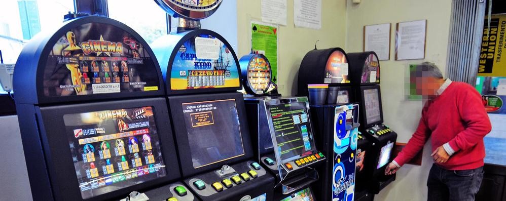 Rubano le monete dalle slot machine di un bar di Monza