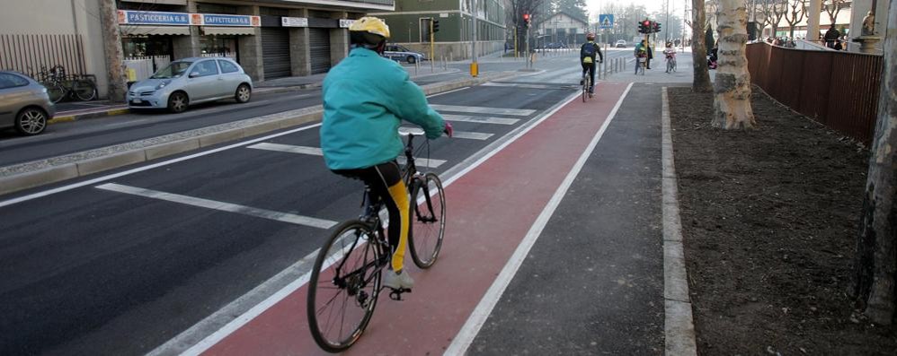 Il 14enne stava pedalando sulla pista ciclabile