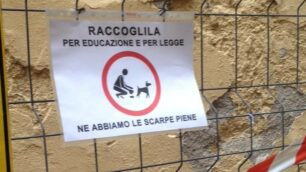 Monza, la protesta di via Zucchi contro la cacca dei cani lasciata sulla strada
