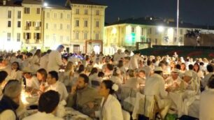 Monza - Piazza Trento e Trieste “imbandita”. In 700 si sono seduti e hanno cenato a fianco il monumento ai Caduti portando da casa tutto l’occorrente. Foto Radaelli