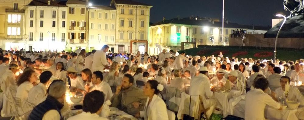 Monza - Piazza Trento e Trieste “imbandita”. In 700 si sono seduti e hanno cenato a fianco il monumento ai Caduti portando da casa tutto l’occorrente. Foto Radaelli