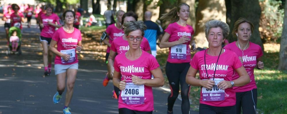 MONZA - La Strawoman ha fatto tappa a Monza con successo: 4000 le donne che hanno partecipato alla corsa dall’Arengario al parco, per 5 chilometri. Foto Radaelli