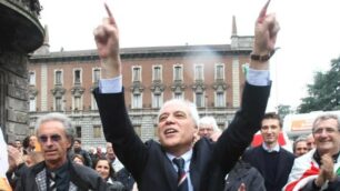 Roberto Scanagatti in piazza dopo la vittoria delle elezioni a Monza nel 2013