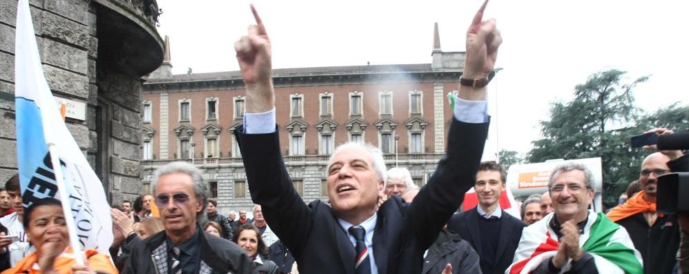 Roberto Scanagatti in piazza dopo la vittoria delle elezioni a Monza nel 2013