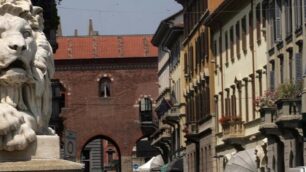 Monza, il ponte dei leoni e l’arengario fanno da cornice alla cena organizzata da Radici del futuro e Cancro primo aiuto