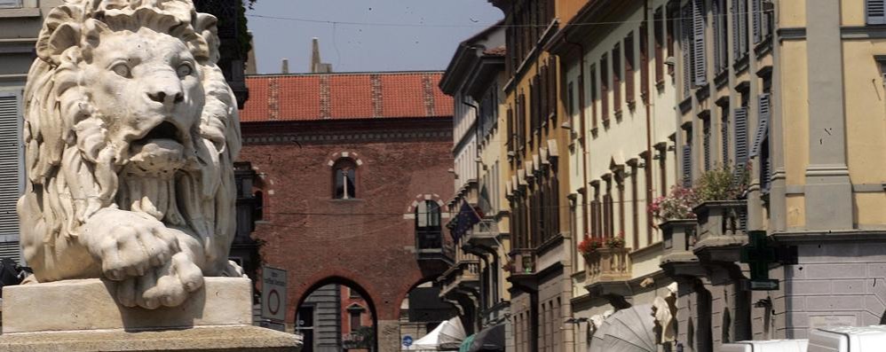 Monza, il ponte dei leoni e l’arengario fanno da cornice alla cena organizzata da Radici del futuro e Cancro primo aiuto