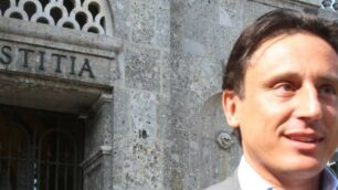 Massimo Ponzoni davanti al tribunale di Monza