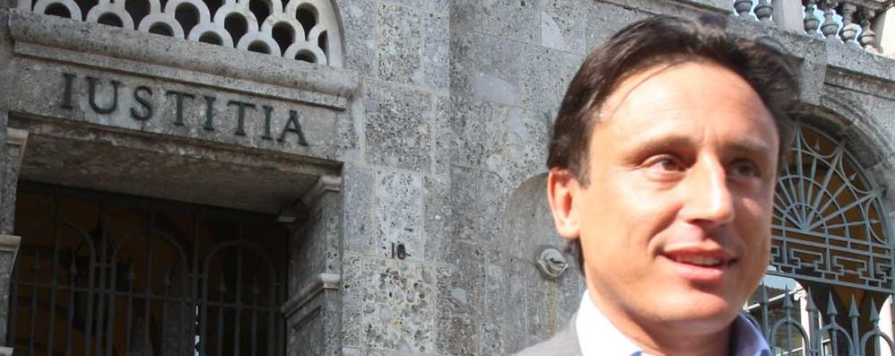 Massimo Ponzoni davanti al tribunale di Monza