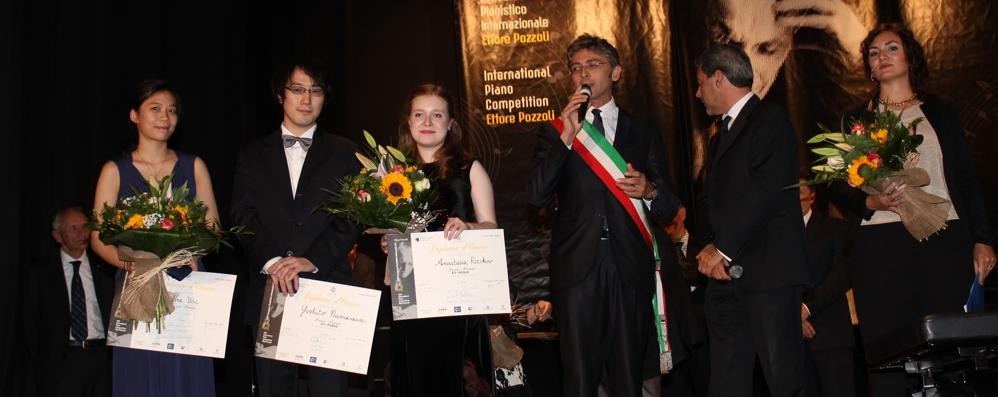 Seregno, il podio del concorso Pozzoli: Christine Wu (Usa), terza, Yoshito Numasawa (Giappone) e Anastasia Rizikov (Canada), primi ex aequo, premiati dal sindaco Mazza