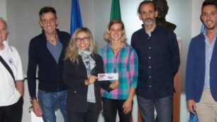 Seregno, Angelika Rainer - al centro - con i dirigenti del Cai