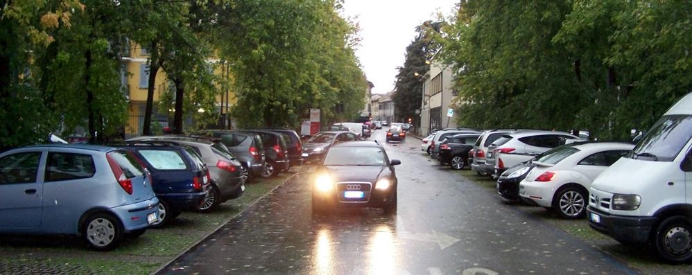 Seregno - La via Formenti con i suoi parcheggi