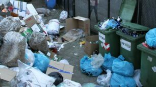Vimercate,un’immagine d’archivio dei rifiuti di piazza Marconi