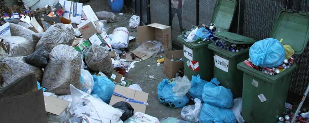 Vimercate,un’immagine d’archivio dei rifiuti di piazza Marconi