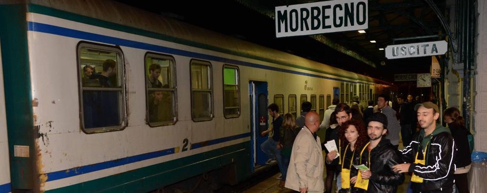 La stazione di Morbegno con i partecipanti alla enodegustazioni