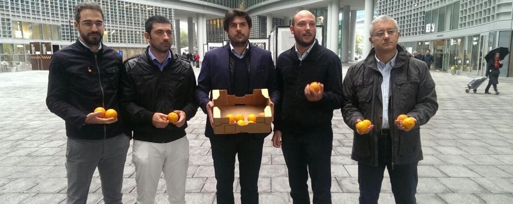 Arresto Mantovani: Maroni “stupito”, M5S porta le arance alla Giornata  della trasparenza - Il Cittadino di Monza e Brianza
