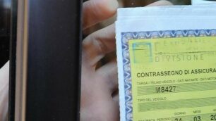 Un contrassegno dell'assicurazione sul parabrezza di un'auto