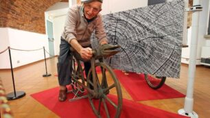 Brugherio, la passione del signor Galbiati in mostra: in biblioteca bici e velocipedi da tutto il mondo