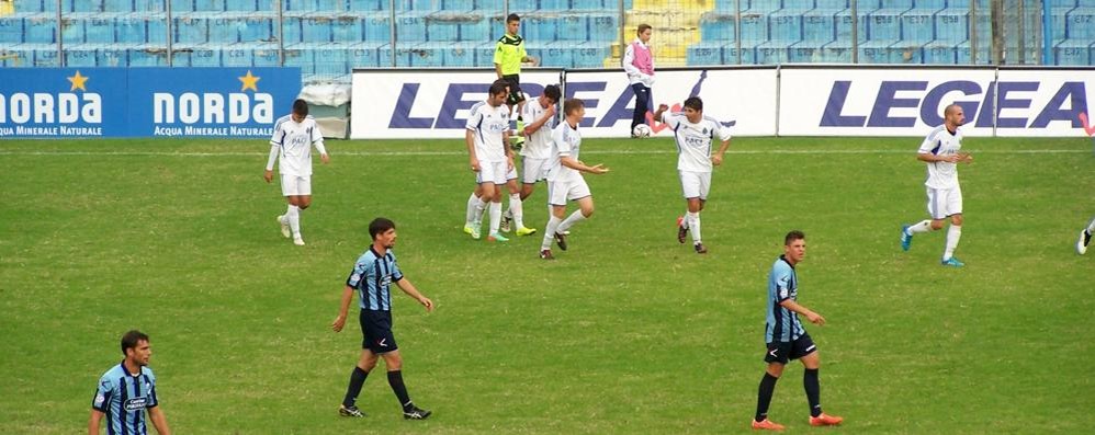 Calcio, Lecco-Seregno: esultanza dopo il gol dei brianzoli (foto colzani)