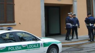 Carate Brianza, polizia locale fuori dal municipio