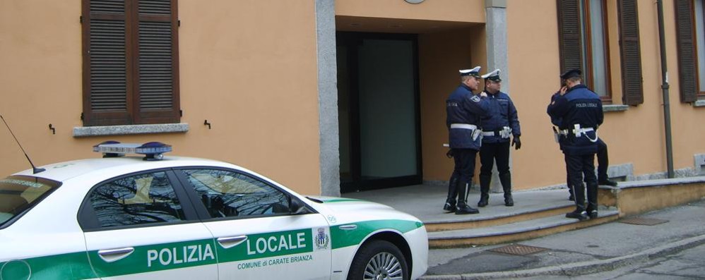 Carate Brianza, polizia locale fuori dal municipio