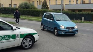 Un posto di controllo della polizia locale di Carate Brianza