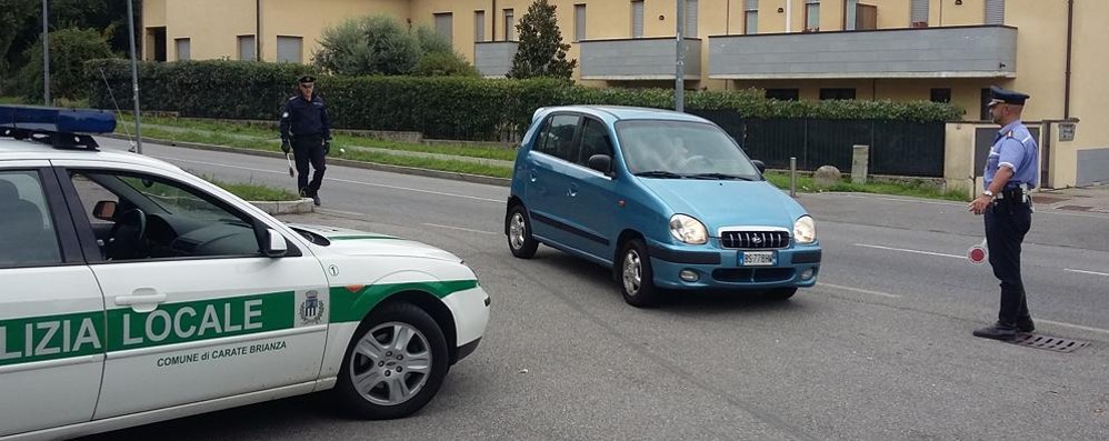 Un posto di controllo della polizia locale di Carate Brianza