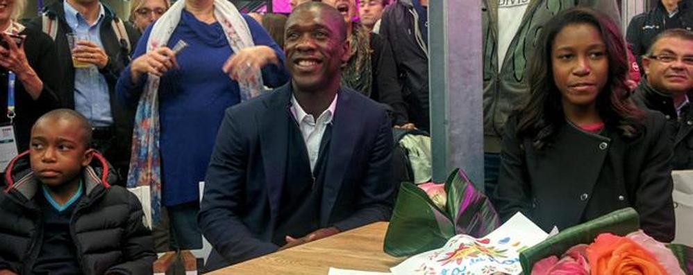 Clarence Seedorf al padiglione olandese di Expo: una rosa porterà il suo nome «per meriti sportivi ed extrasportivi»