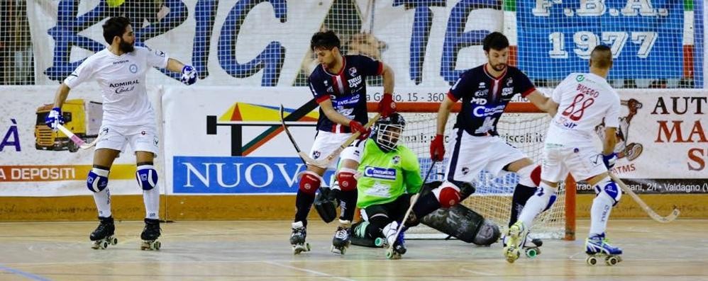 Monza, un'azione difensiva dei monzesi (foto Stefano Servidio/Hockey Monza)