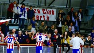 Monza: l'esultanza dei giocatori del Centemero Monza a fine gara (foto Servidio/Hockey Centemero Monza)