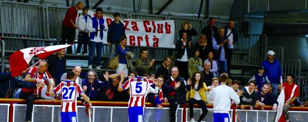 Monza: l'esultanza dei giocatori del Centemero Monza a fine gara (foto Servidio/Hockey Centemero Monza)