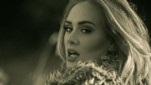 Il ritorno di Adele: con il video di Hello è da record