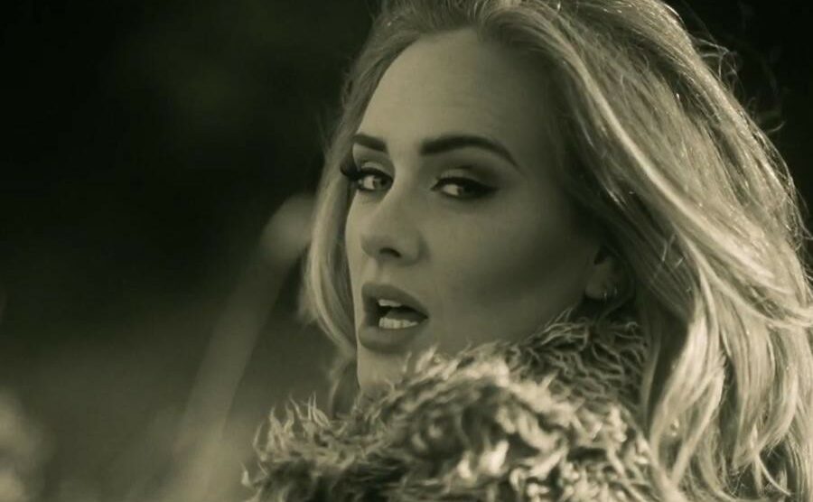 Il ritorno di Adele: con il video di Hello è da record