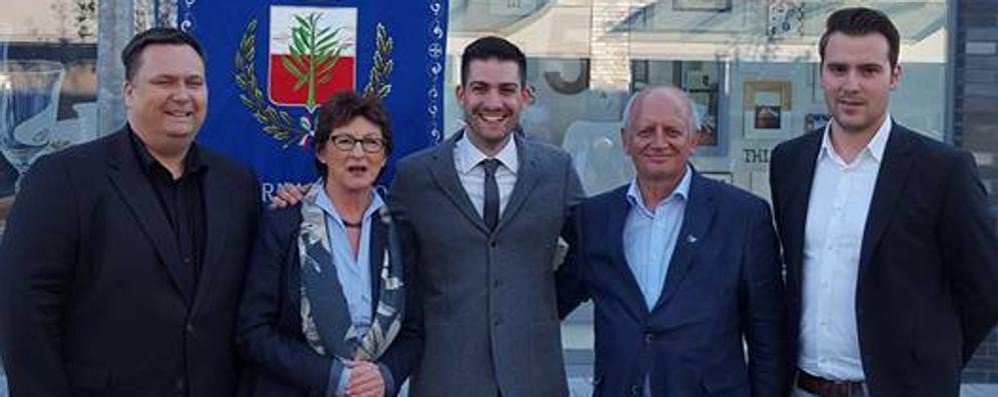 Il sindaco Esposito, al centro, in Germania