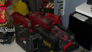Parte della refurtiva recuperata dagli agenti della polizia di Monza