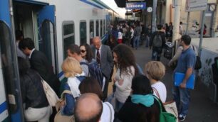Stazione ferroviaria di Lissone, i pendolari salgono sul treno per Milano