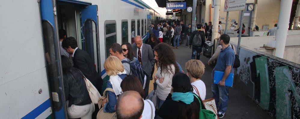 Stazione ferroviaria di Lissone, i pendolari salgono sul treno per Milano