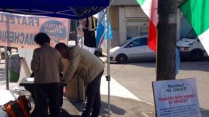 Macherio: il banchetto di Fratelli d’Italia per raccogliere firme contro la moschea.