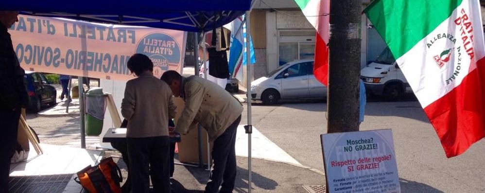 Macherio: il banchetto di Fratelli d’Italia per raccogliere firme contro la moschea.