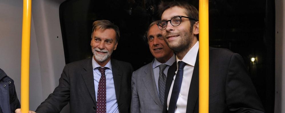 Delrio e Maran sulla M5 (foto Comune di Milano)