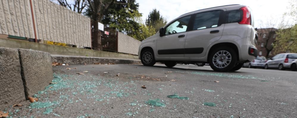 Vandalismi ai danni delle auto in via Eraclito a Monza