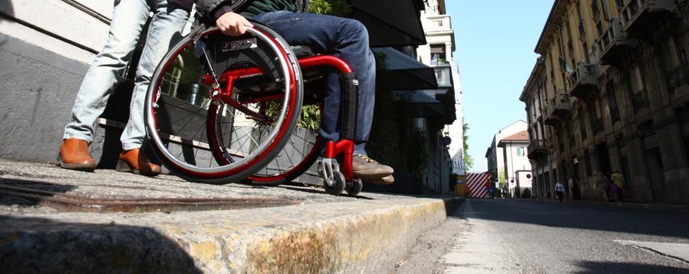 Monza, un giro in sedia a rotelle per la città contro le barriere architettoniche