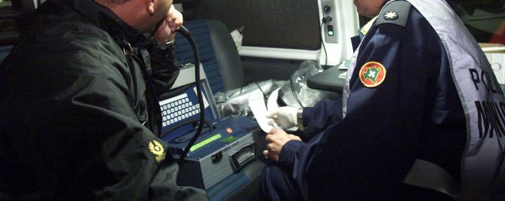 Un posto di controllo della polizia locale a Monza