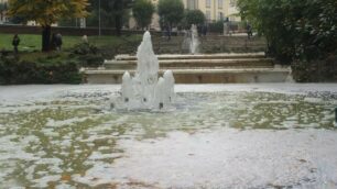 schiuma fontana stazione Monza