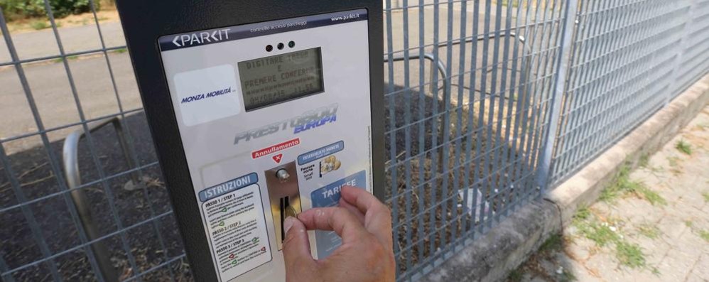 Monza, il parcheggio alla stazione Sobborghi