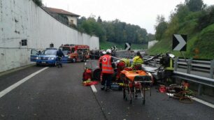 Perde il controllo della Lotus e si schianta sulla Milano-Meda