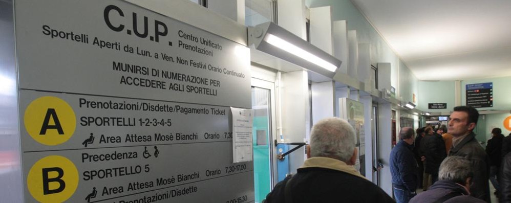 Il centro di prenotazione dell’ospedale di Monza