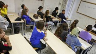 Scuola, insegnante in classe