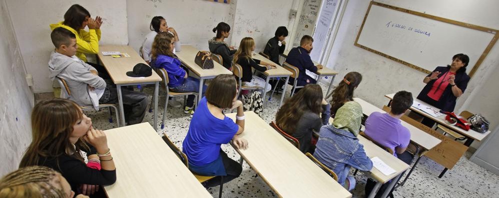 Scuola, insegnante in classe