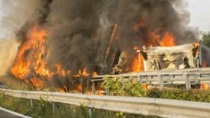 Il camion in fiamme sulla statale 36 (Foto by foto Demesis Tescaro/La provincia di Lecco)